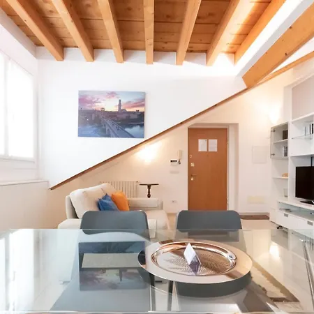 アパート Mansarda Cola