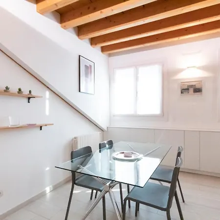 アパート Mansarda Cola