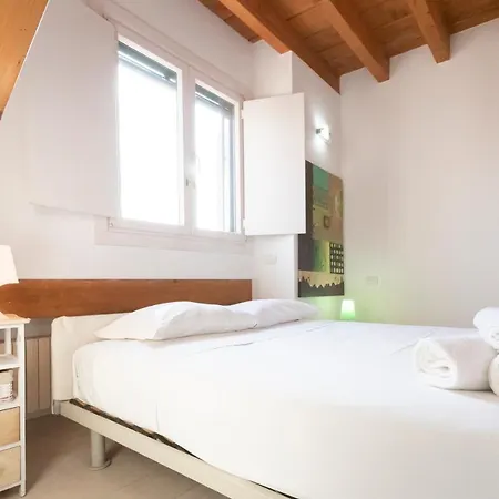 アパート Mansarda Cola ミラノ