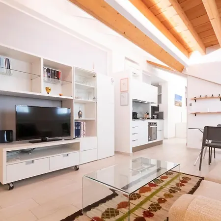 Apartament Mansarda Cola *